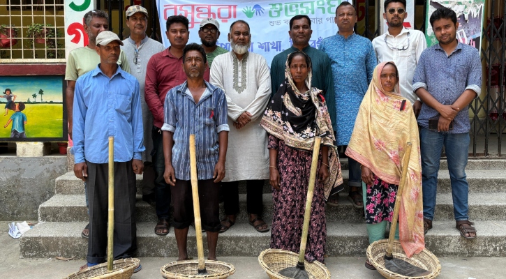 শ্রমিকদের মাটি কাটার উপকরণ দিল বসুন্ধরা শুভসংঘ 